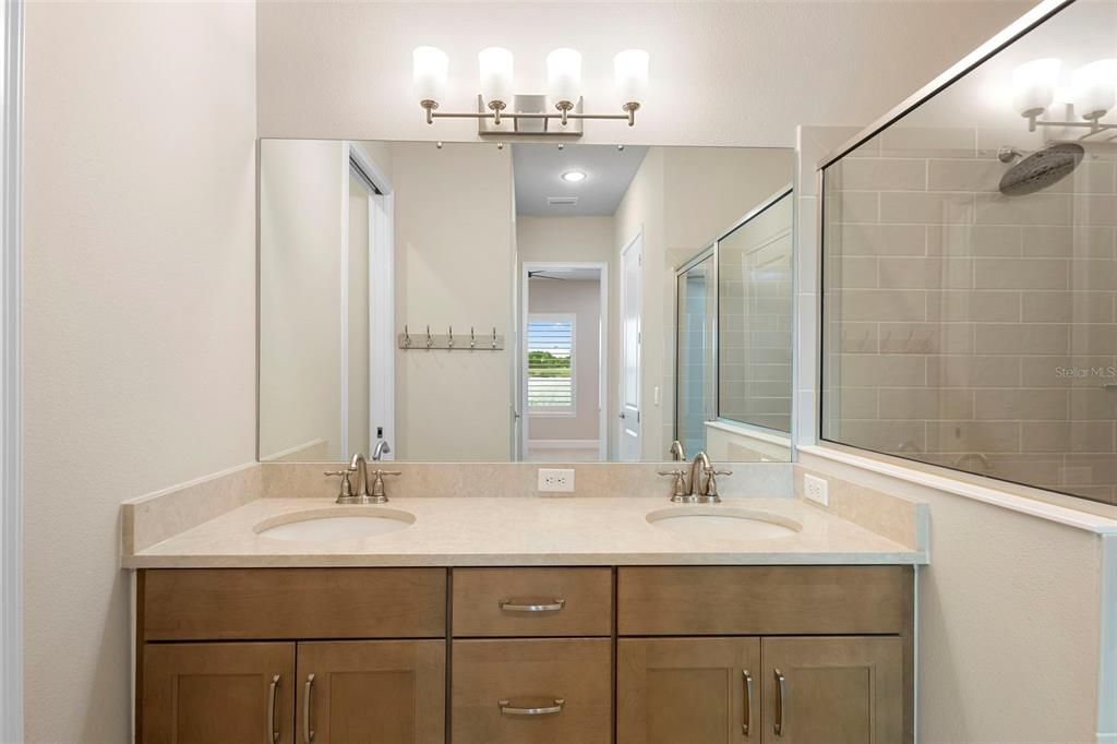 合同活跃: $394,000 (2 贝兹, 2 浴室, 1529 平方英尺)