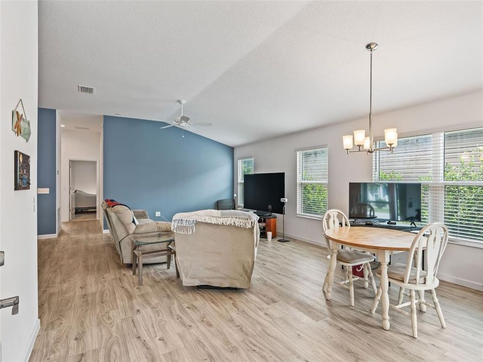 For Sale: $319,900 (2 beds, 2 baths, 1266 Square Feet)