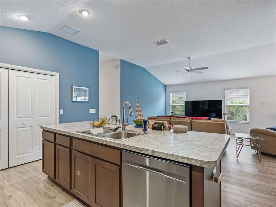 For Sale: $319,900 (2 beds, 2 baths, 1266 Square Feet)