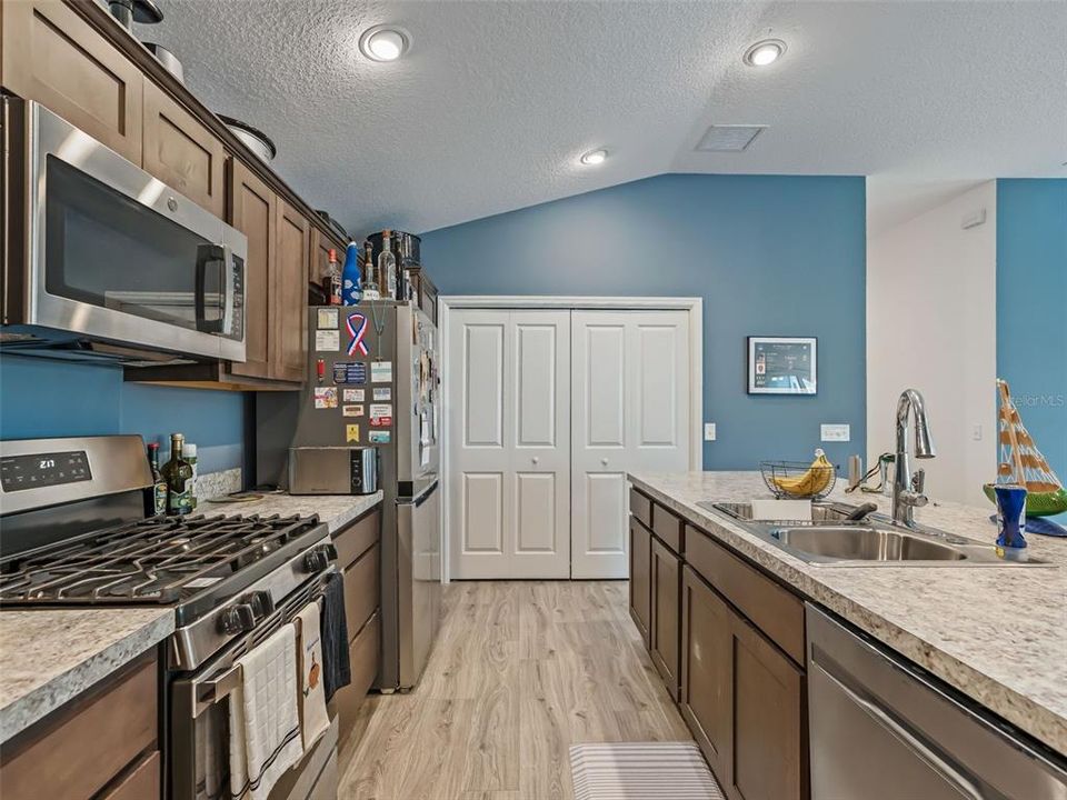 For Sale: $319,900 (2 beds, 2 baths, 1266 Square Feet)