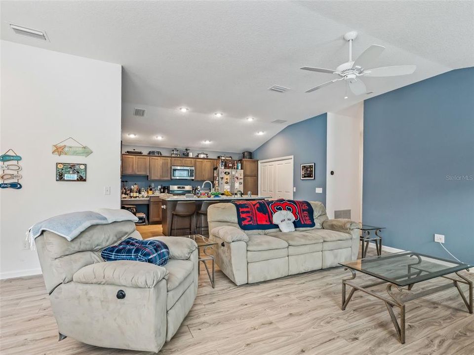 For Sale: $319,900 (2 beds, 2 baths, 1266 Square Feet)