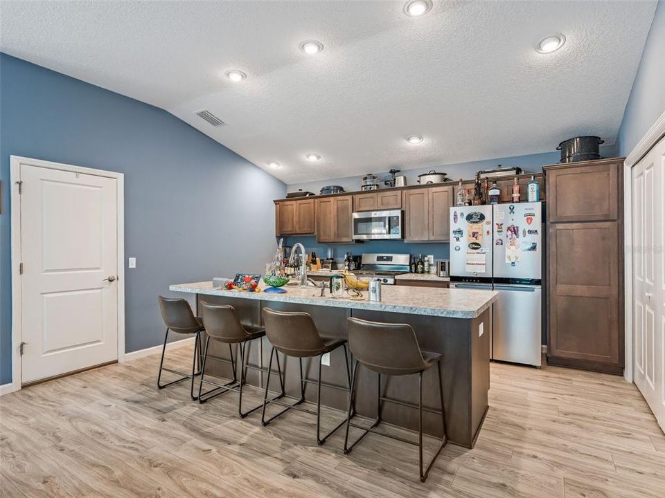 For Sale: $319,900 (2 beds, 2 baths, 1266 Square Feet)