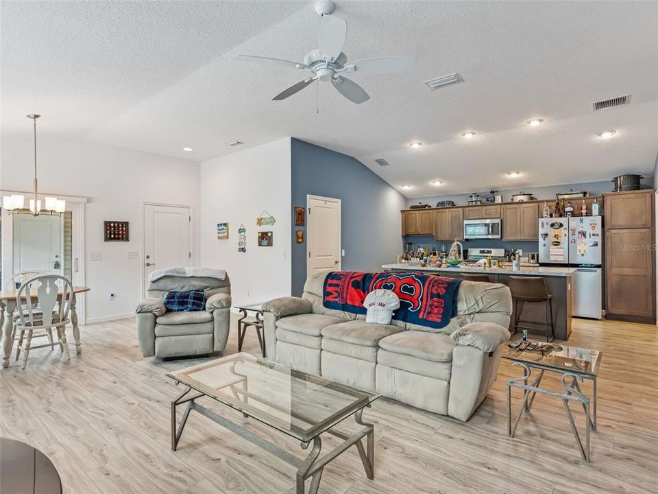 For Sale: $319,900 (2 beds, 2 baths, 1266 Square Feet)