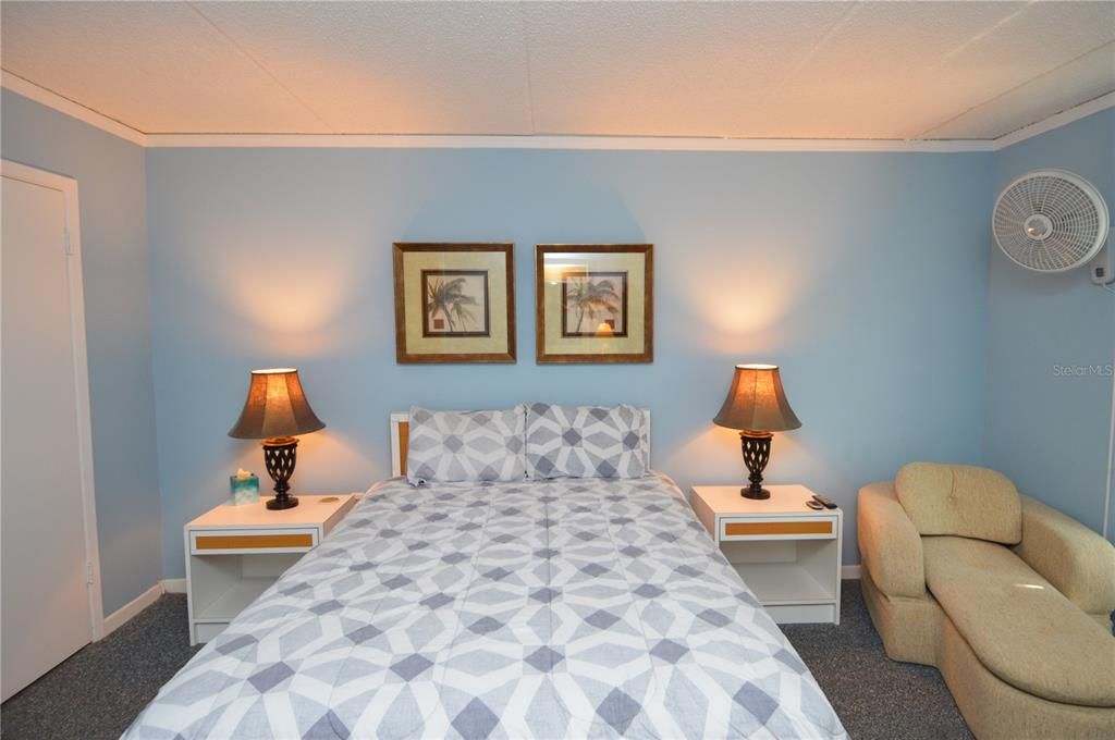 Active With Contract: $1,900 (2 beds, 1 baths, 987 Square Feet)