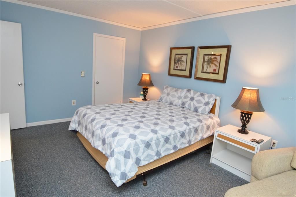 Active With Contract: $1,900 (2 beds, 1 baths, 987 Square Feet)