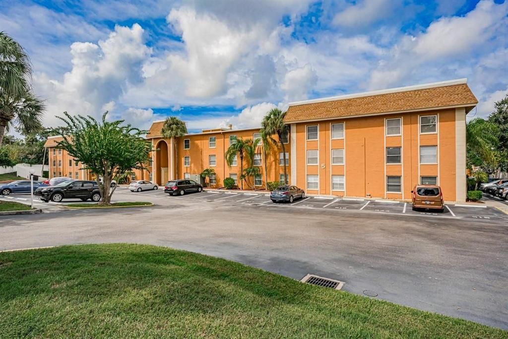 Active With Contract: $1,900 (2 beds, 1 baths, 987 Square Feet)