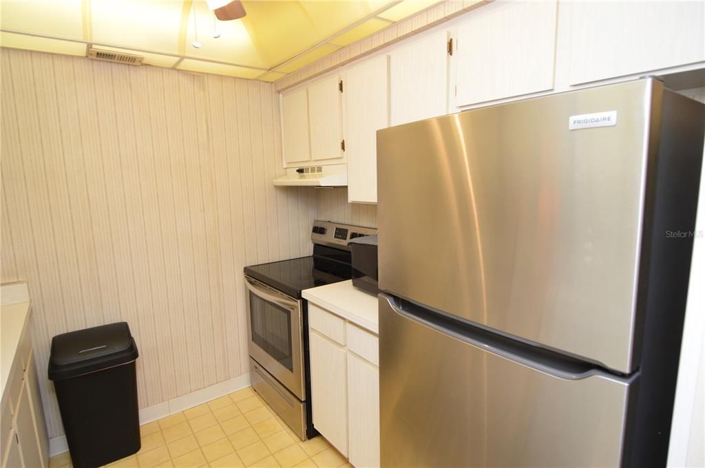 Active With Contract: $1,900 (2 beds, 1 baths, 987 Square Feet)