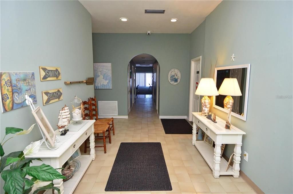 Active With Contract: $1,900 (2 beds, 1 baths, 987 Square Feet)