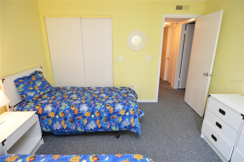 Active With Contract: $1,900 (2 beds, 1 baths, 987 Square Feet)