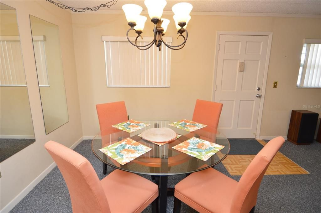 Active With Contract: $1,900 (2 beds, 1 baths, 987 Square Feet)