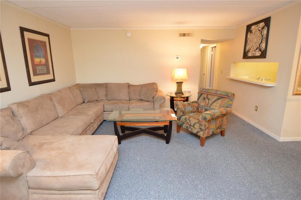 Active With Contract: $1,900 (2 beds, 1 baths, 987 Square Feet)