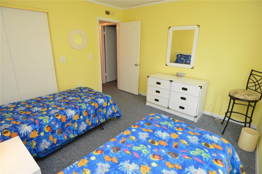 Active With Contract: $1,900 (2 beds, 1 baths, 987 Square Feet)