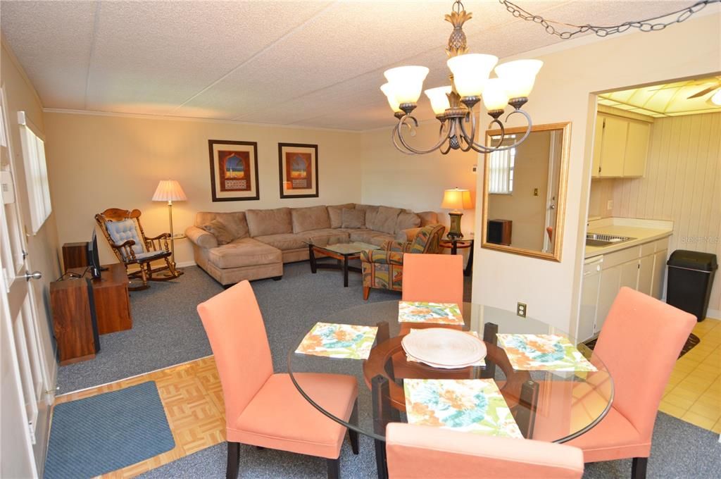 Active With Contract: $1,900 (2 beds, 1 baths, 987 Square Feet)