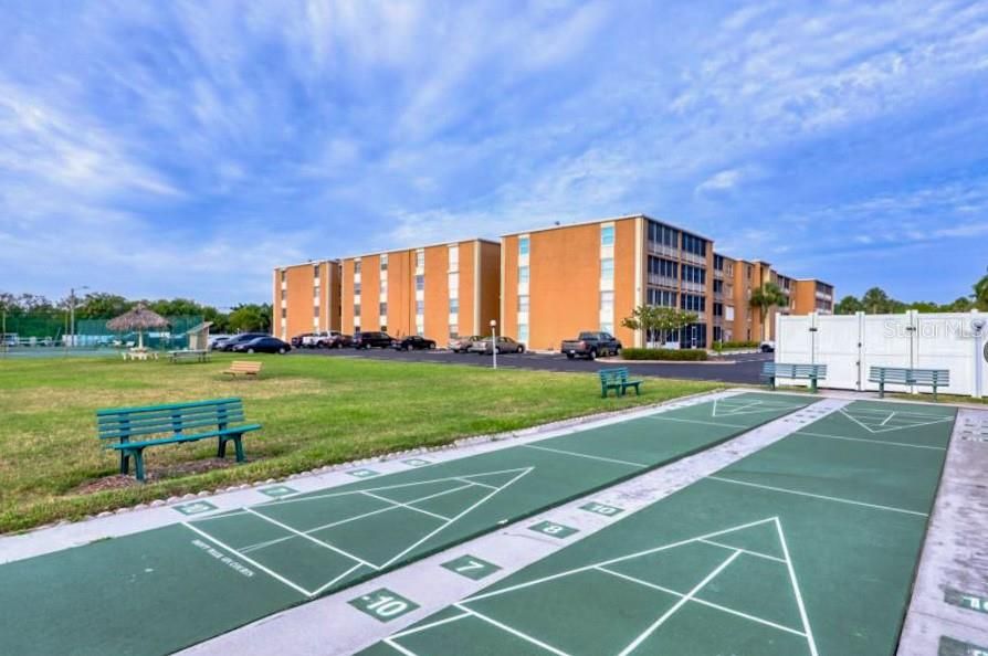 Active With Contract: $1,900 (2 beds, 1 baths, 987 Square Feet)