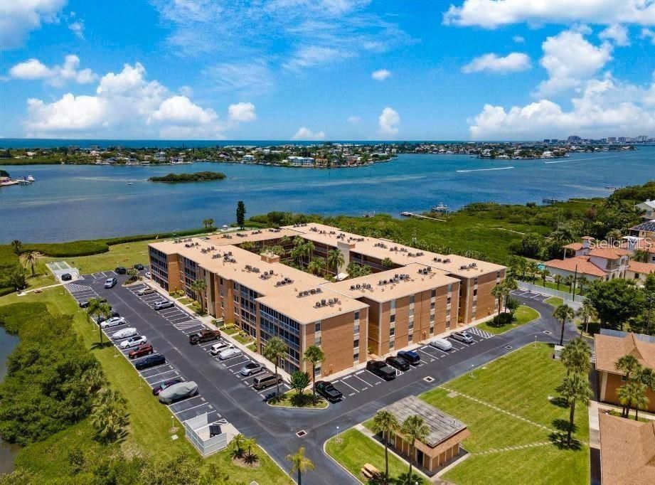 Active With Contract: $1,900 (2 beds, 1 baths, 987 Square Feet)