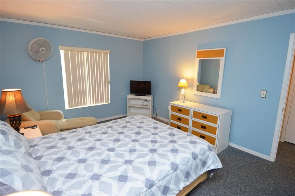 Active With Contract: $1,900 (2 beds, 1 baths, 987 Square Feet)