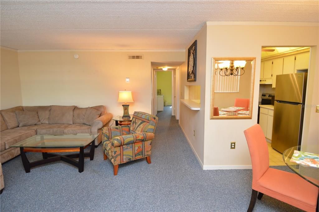 Active With Contract: $1,900 (2 beds, 1 baths, 987 Square Feet)