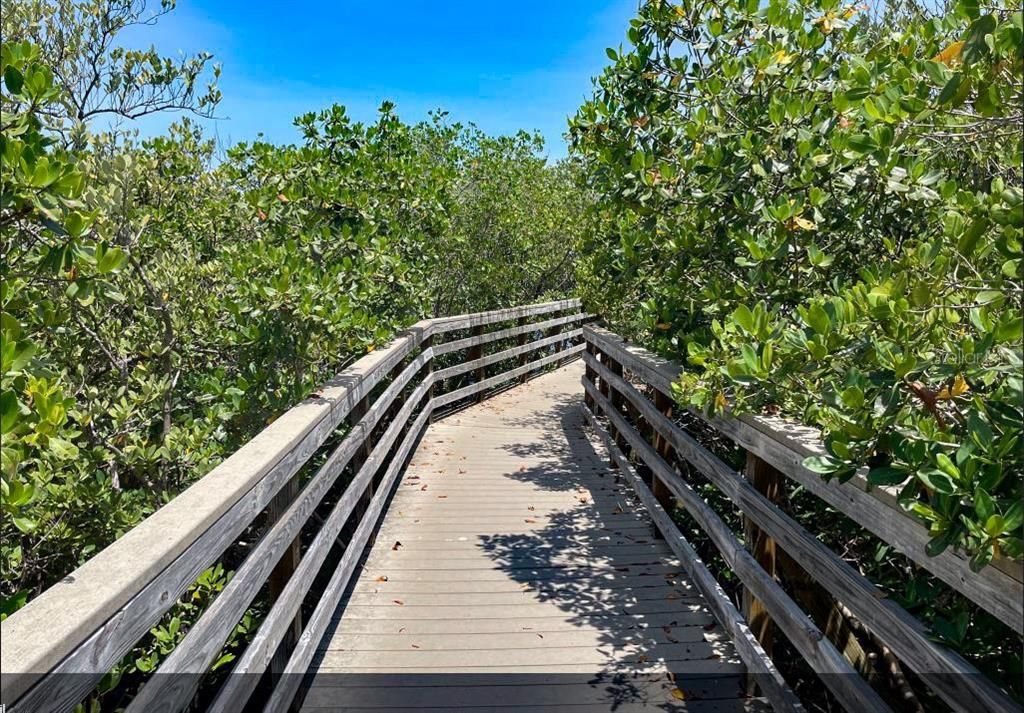 Active With Contract: $1,900 (2 beds, 1 baths, 987 Square Feet)