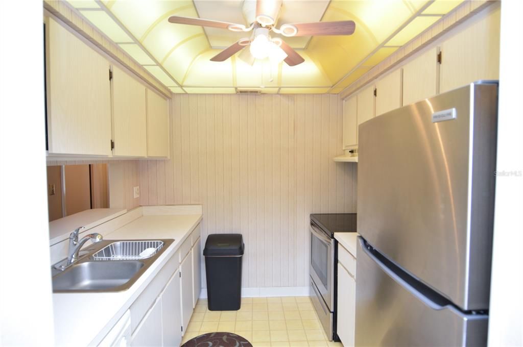 Active With Contract: $1,900 (2 beds, 1 baths, 987 Square Feet)