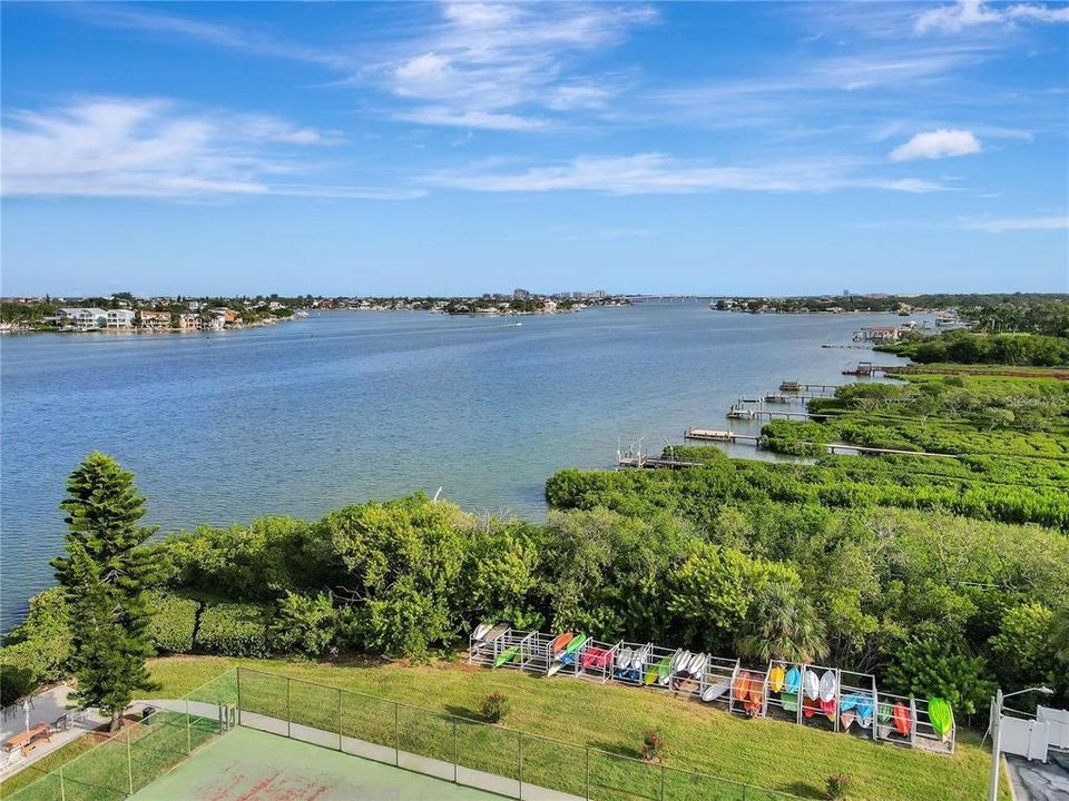 Active With Contract: $1,900 (2 beds, 1 baths, 987 Square Feet)