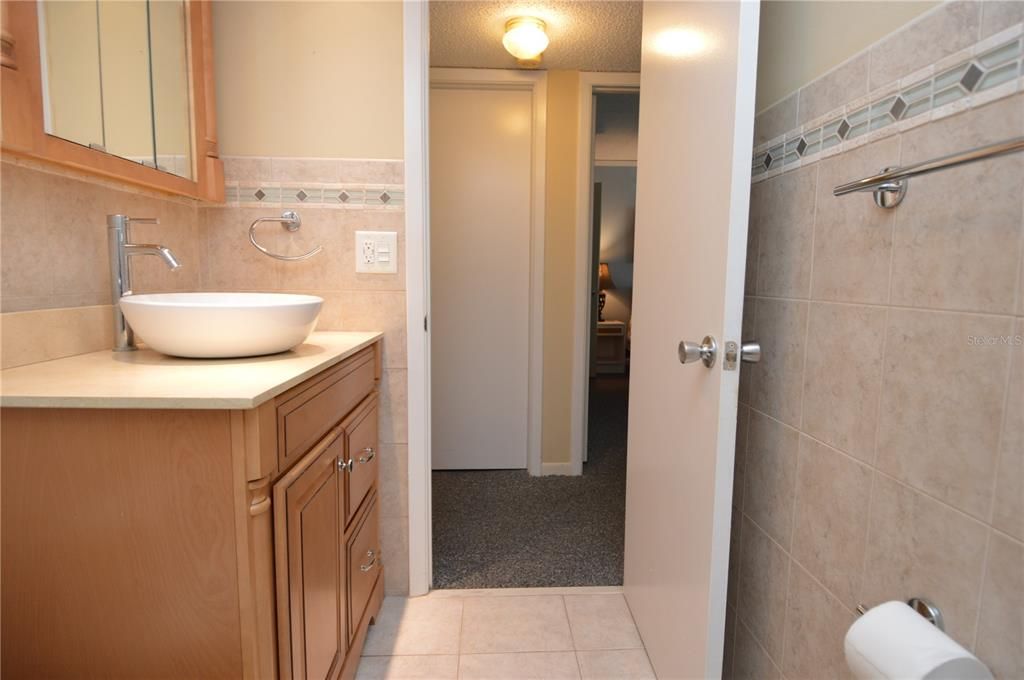 Active With Contract: $1,900 (2 beds, 1 baths, 987 Square Feet)