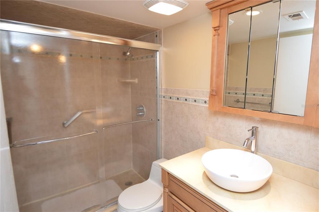 Active With Contract: $1,900 (2 beds, 1 baths, 987 Square Feet)