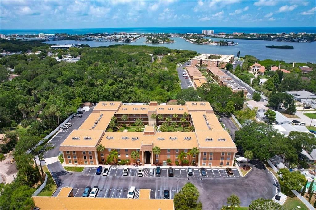 Active With Contract: $1,900 (2 beds, 1 baths, 987 Square Feet)