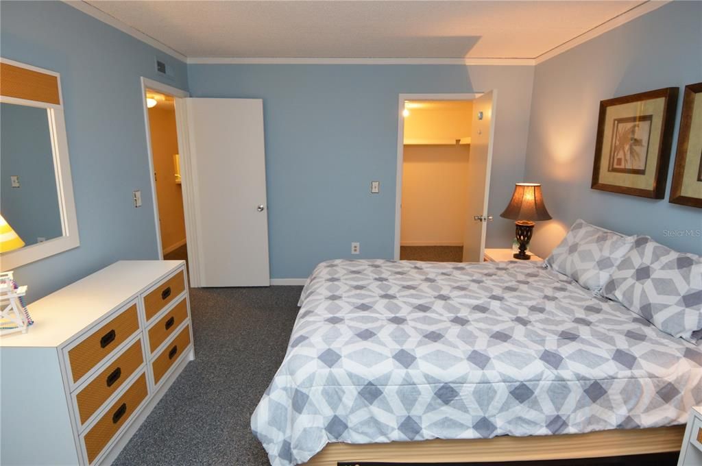 Active With Contract: $1,900 (2 beds, 1 baths, 987 Square Feet)