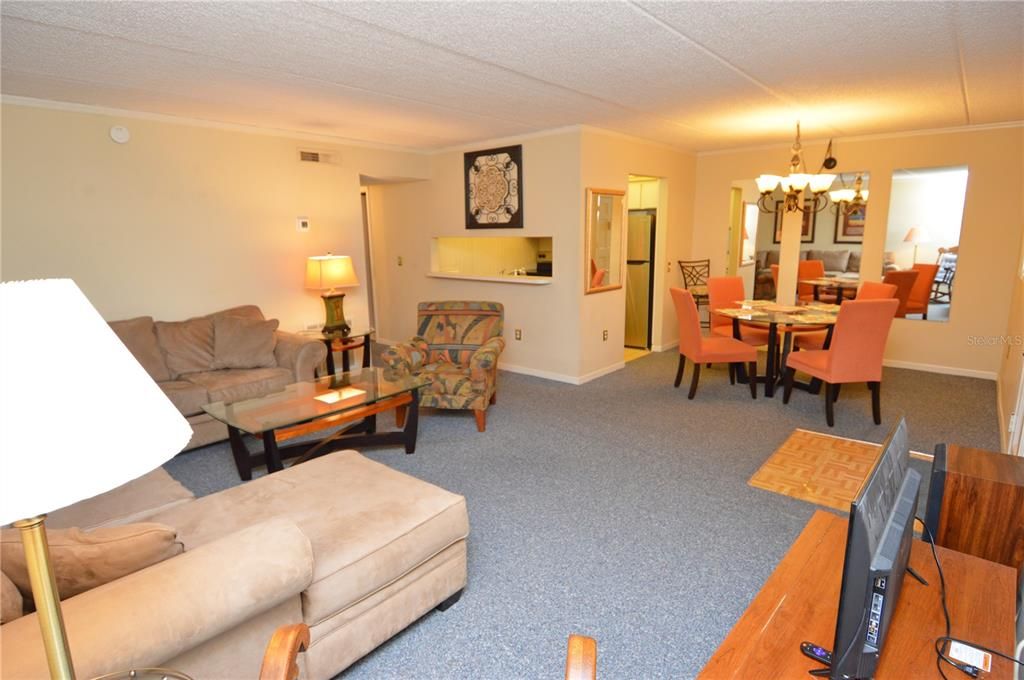 Active With Contract: $1,900 (2 beds, 1 baths, 987 Square Feet)