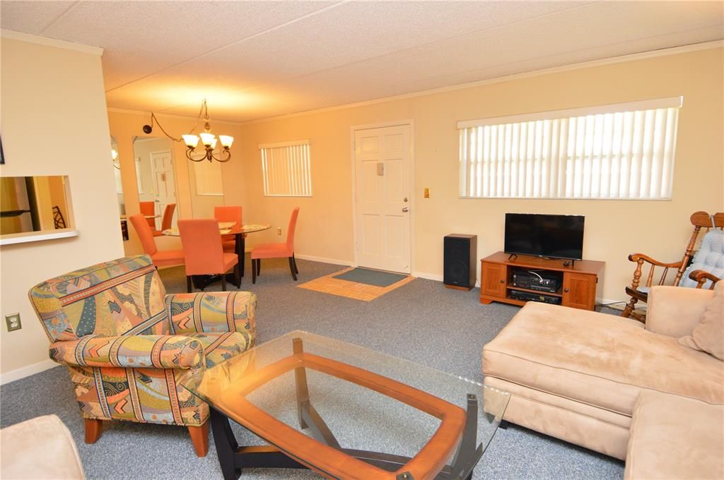 Active With Contract: $1,900 (2 beds, 1 baths, 987 Square Feet)