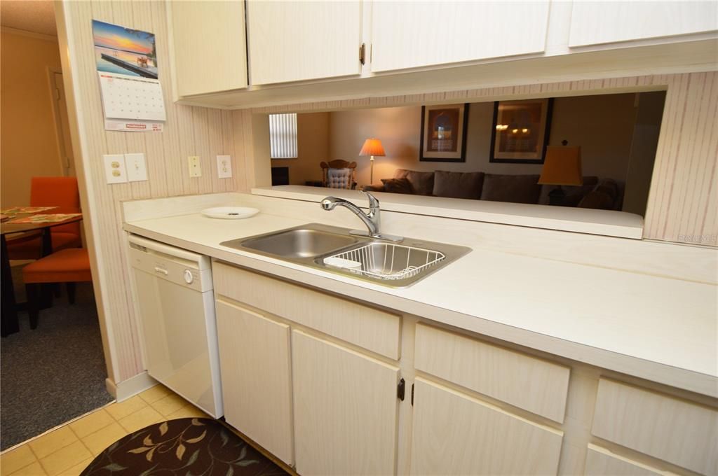 Active With Contract: $1,900 (2 beds, 1 baths, 987 Square Feet)