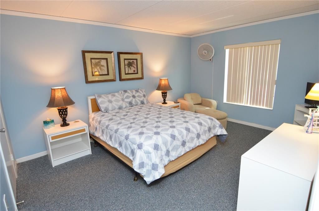 Active With Contract: $1,900 (2 beds, 1 baths, 987 Square Feet)