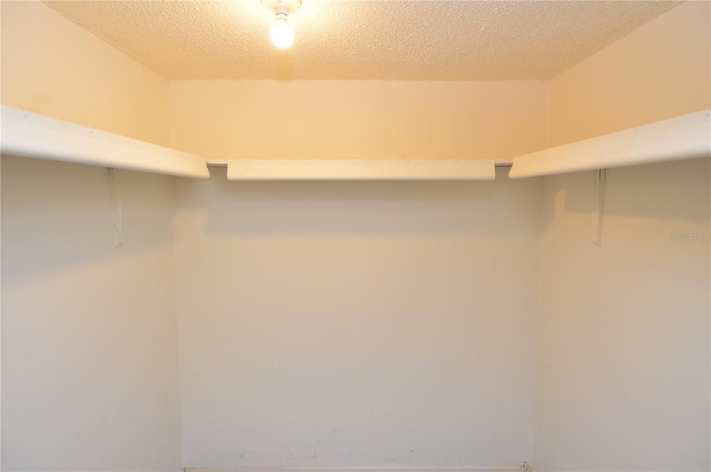 Active With Contract: $1,900 (2 beds, 1 baths, 987 Square Feet)