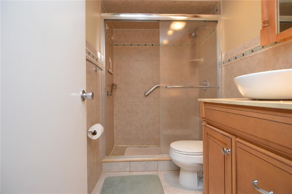 Active With Contract: $1,900 (2 beds, 1 baths, 987 Square Feet)