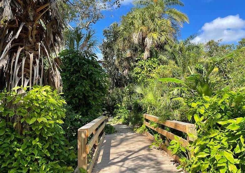 Active With Contract: $1,900 (2 beds, 1 baths, 987 Square Feet)