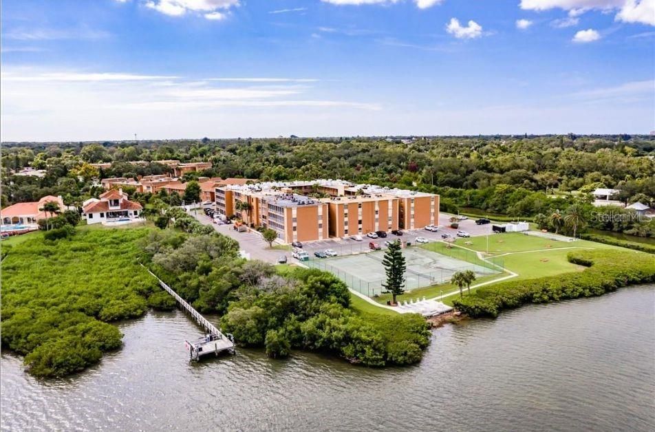 Active With Contract: $1,900 (2 beds, 1 baths, 987 Square Feet)