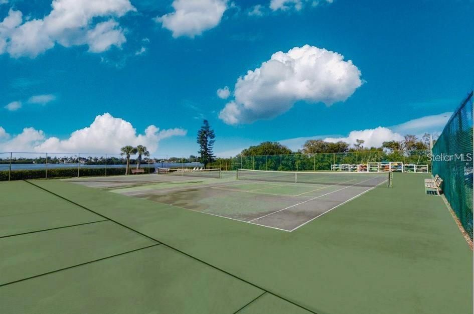 Active With Contract: $1,900 (2 beds, 1 baths, 987 Square Feet)