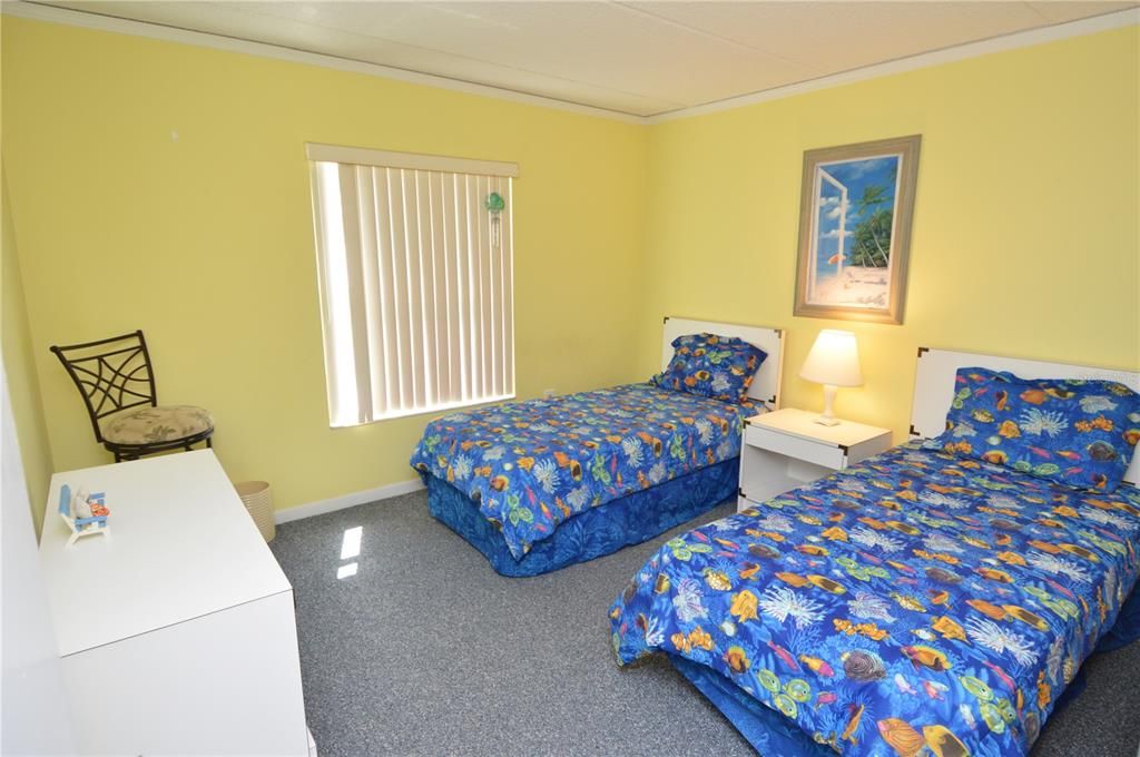 Active With Contract: $1,900 (2 beds, 1 baths, 987 Square Feet)