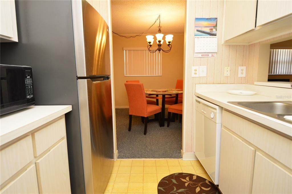 Active With Contract: $1,900 (2 beds, 1 baths, 987 Square Feet)
