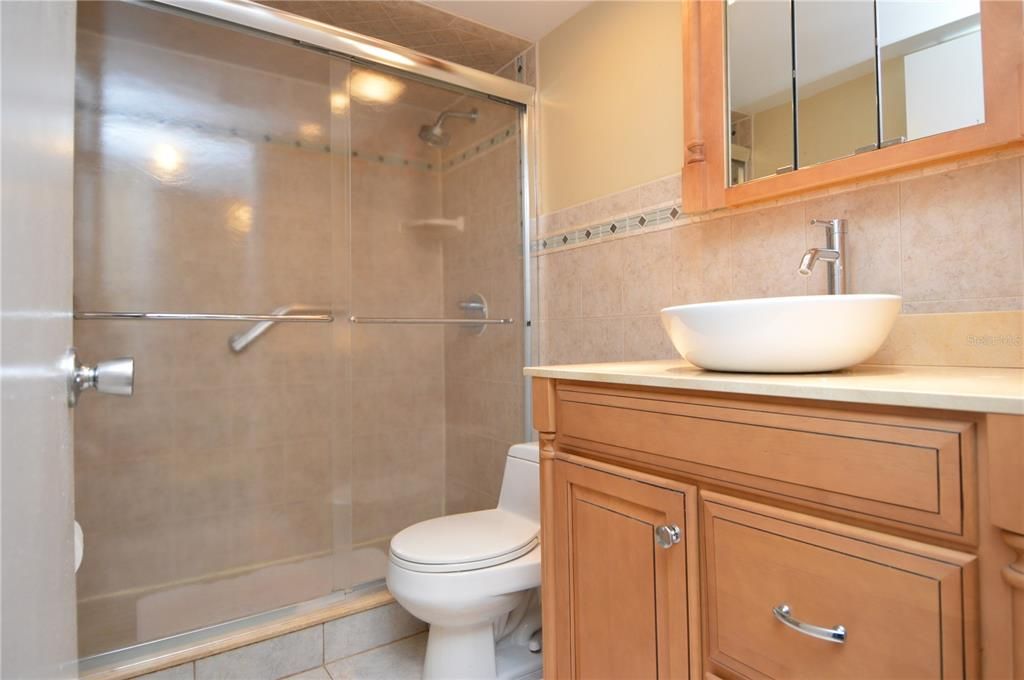 Active With Contract: $1,900 (2 beds, 1 baths, 987 Square Feet)