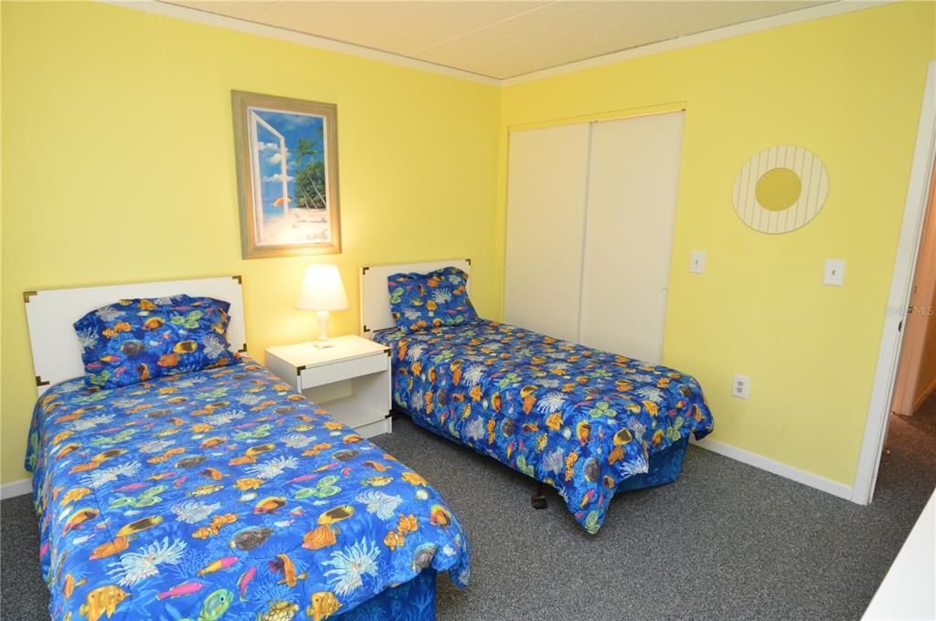 Active With Contract: $1,900 (2 beds, 1 baths, 987 Square Feet)