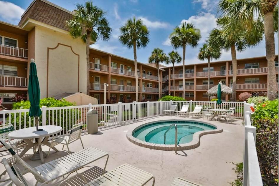 Active With Contract: $1,900 (2 beds, 1 baths, 987 Square Feet)