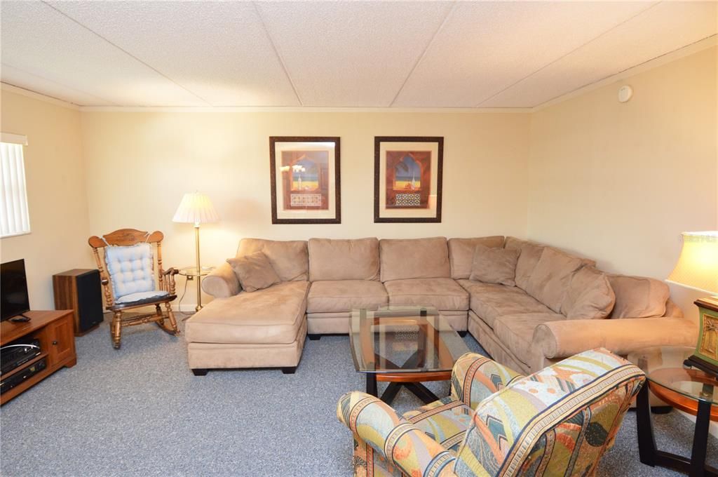 Active With Contract: $1,900 (2 beds, 1 baths, 987 Square Feet)