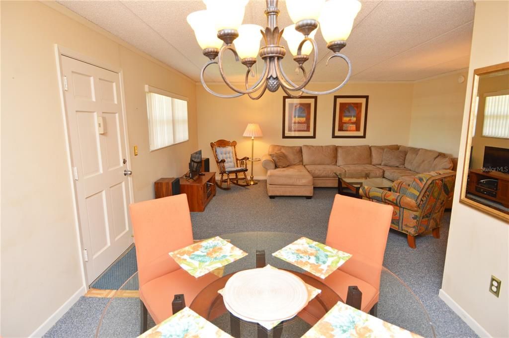 Active With Contract: $1,900 (2 beds, 1 baths, 987 Square Feet)