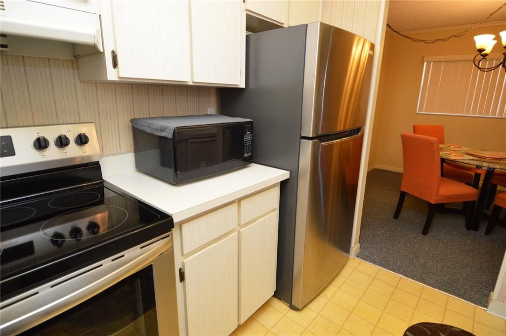 Active With Contract: $1,900 (2 beds, 1 baths, 987 Square Feet)