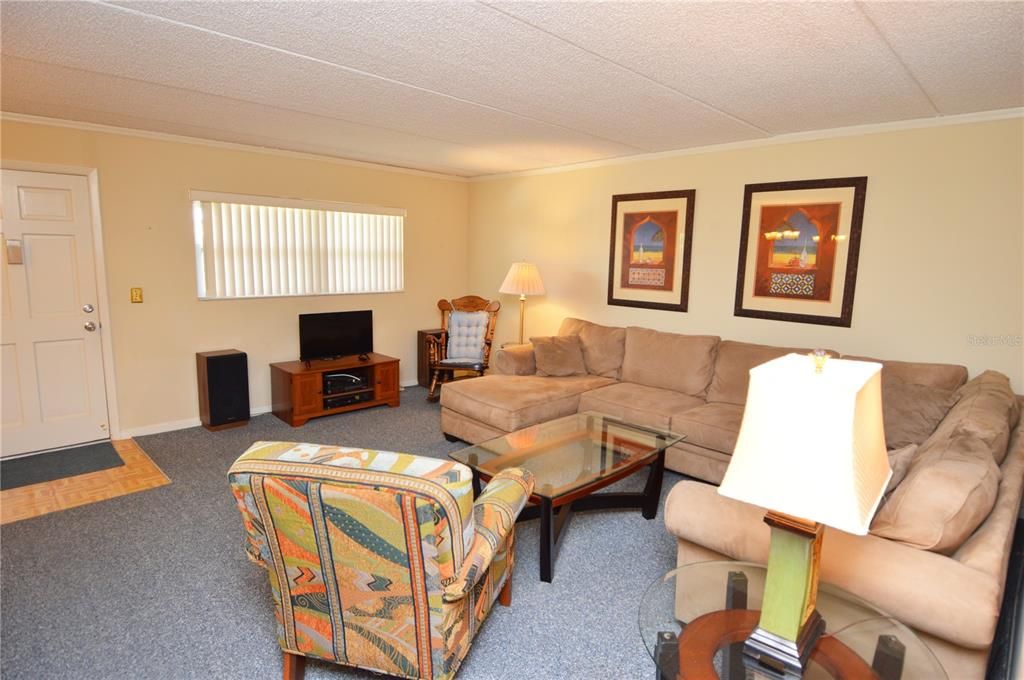 Active With Contract: $1,900 (2 beds, 1 baths, 987 Square Feet)