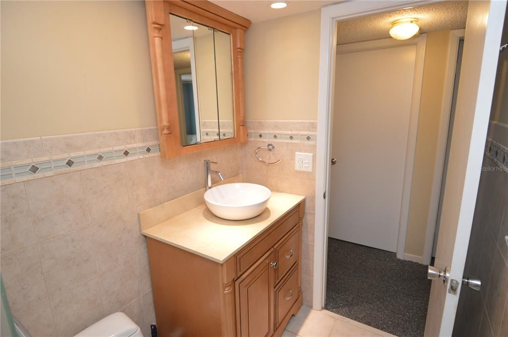 Active With Contract: $1,900 (2 beds, 1 baths, 987 Square Feet)