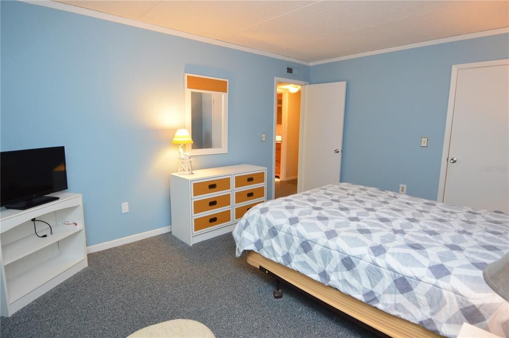 Active With Contract: $1,900 (2 beds, 1 baths, 987 Square Feet)