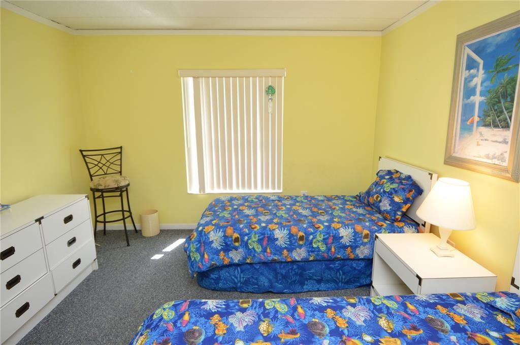 Active With Contract: $1,900 (2 beds, 1 baths, 987 Square Feet)