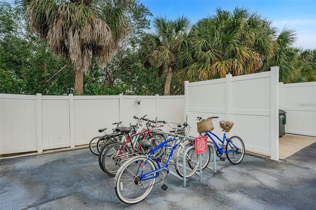 Active With Contract: $1,900 (2 beds, 1 baths, 987 Square Feet)